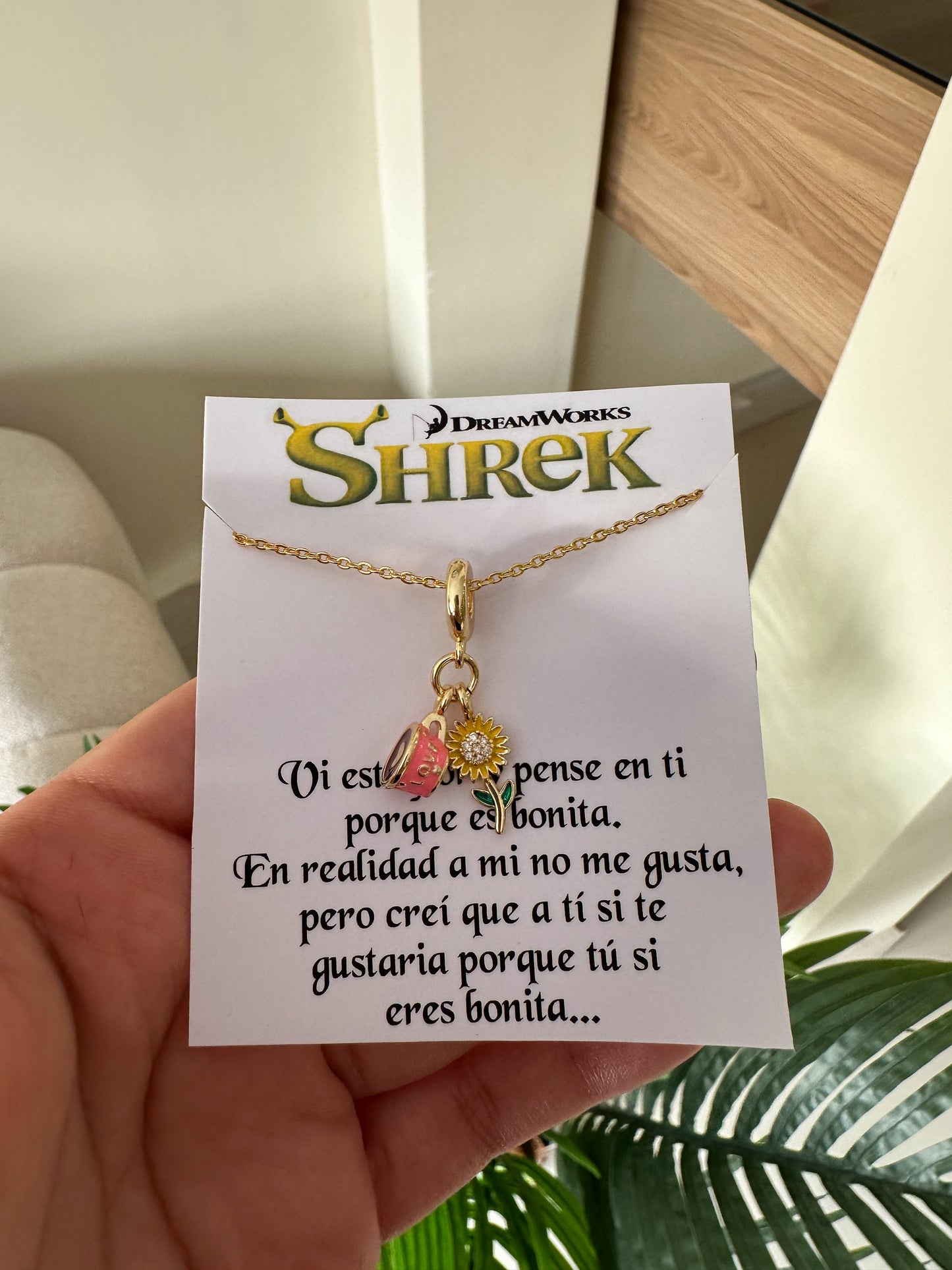 Cadena de girasol y tazita de café