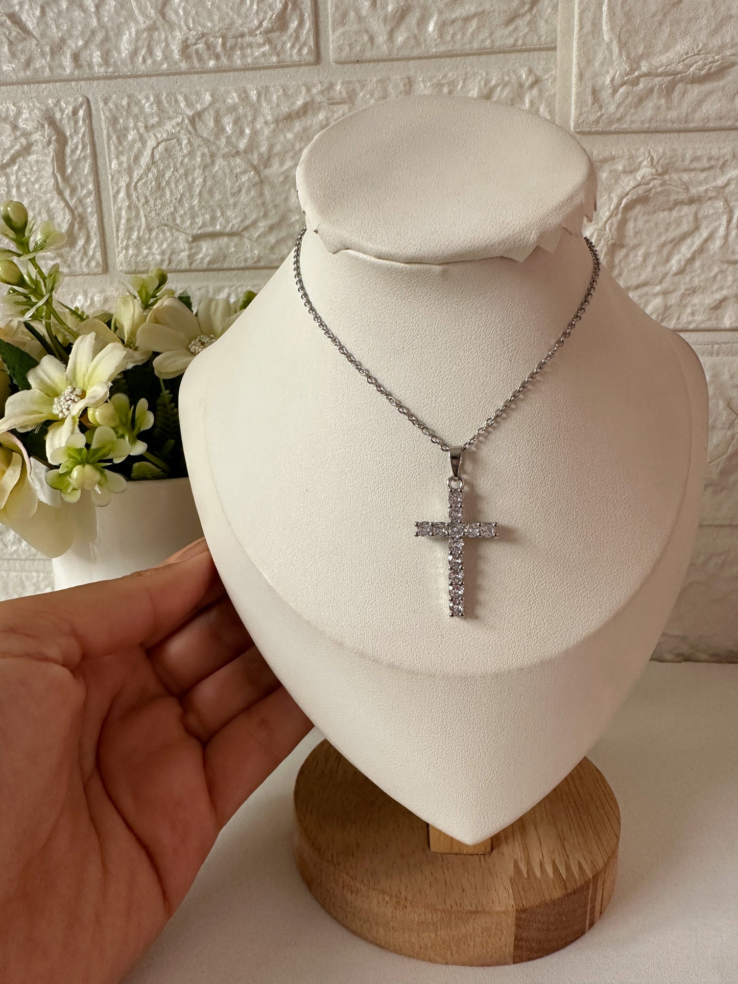Cadena cruz brillante plateada