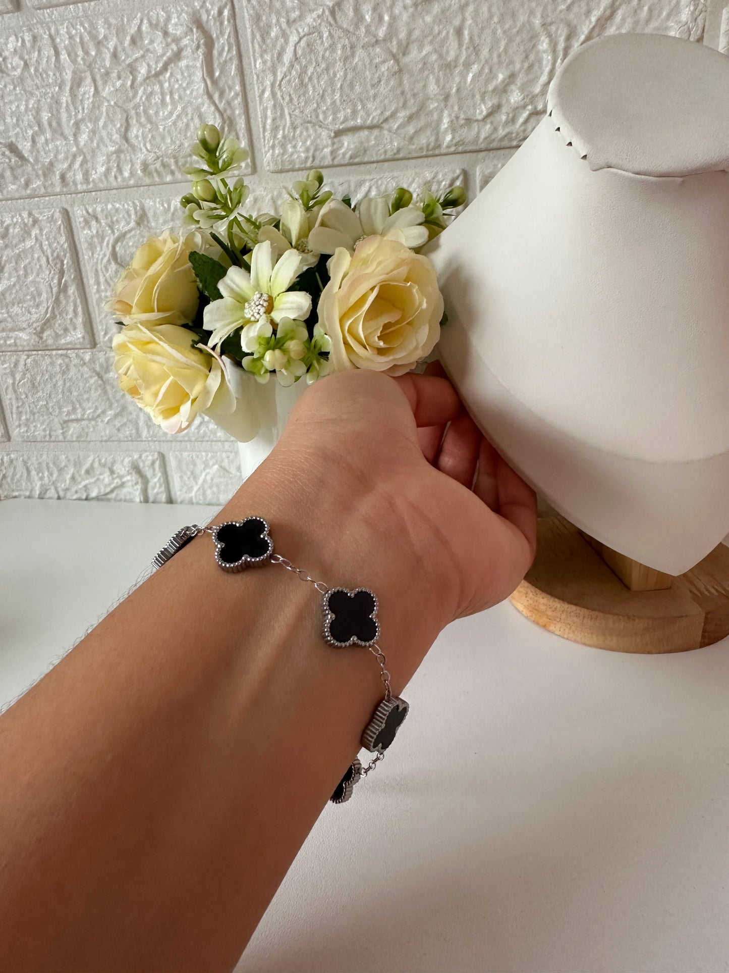 Pulserita trébol plateada