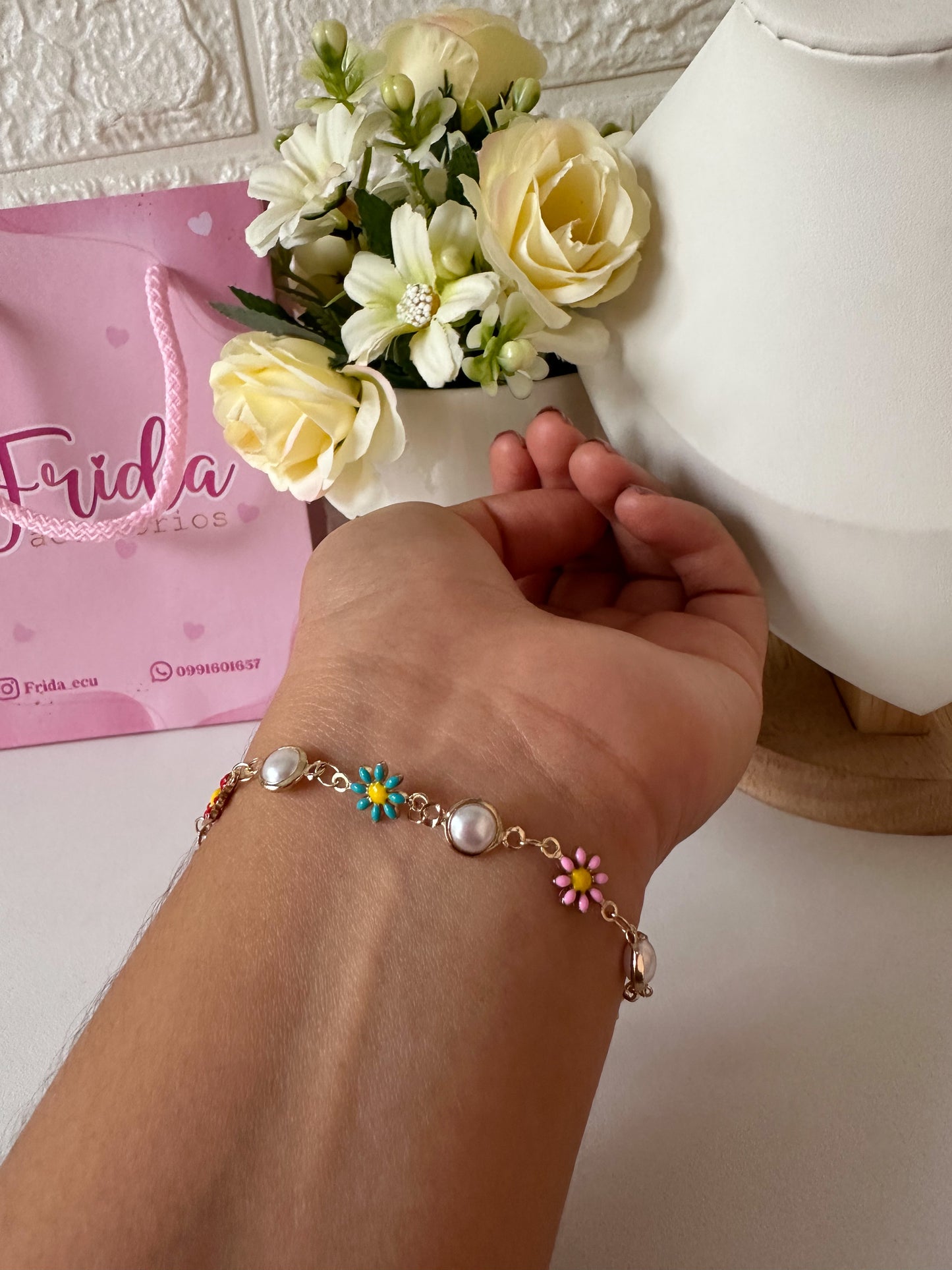 Pulserita flores y perlas
