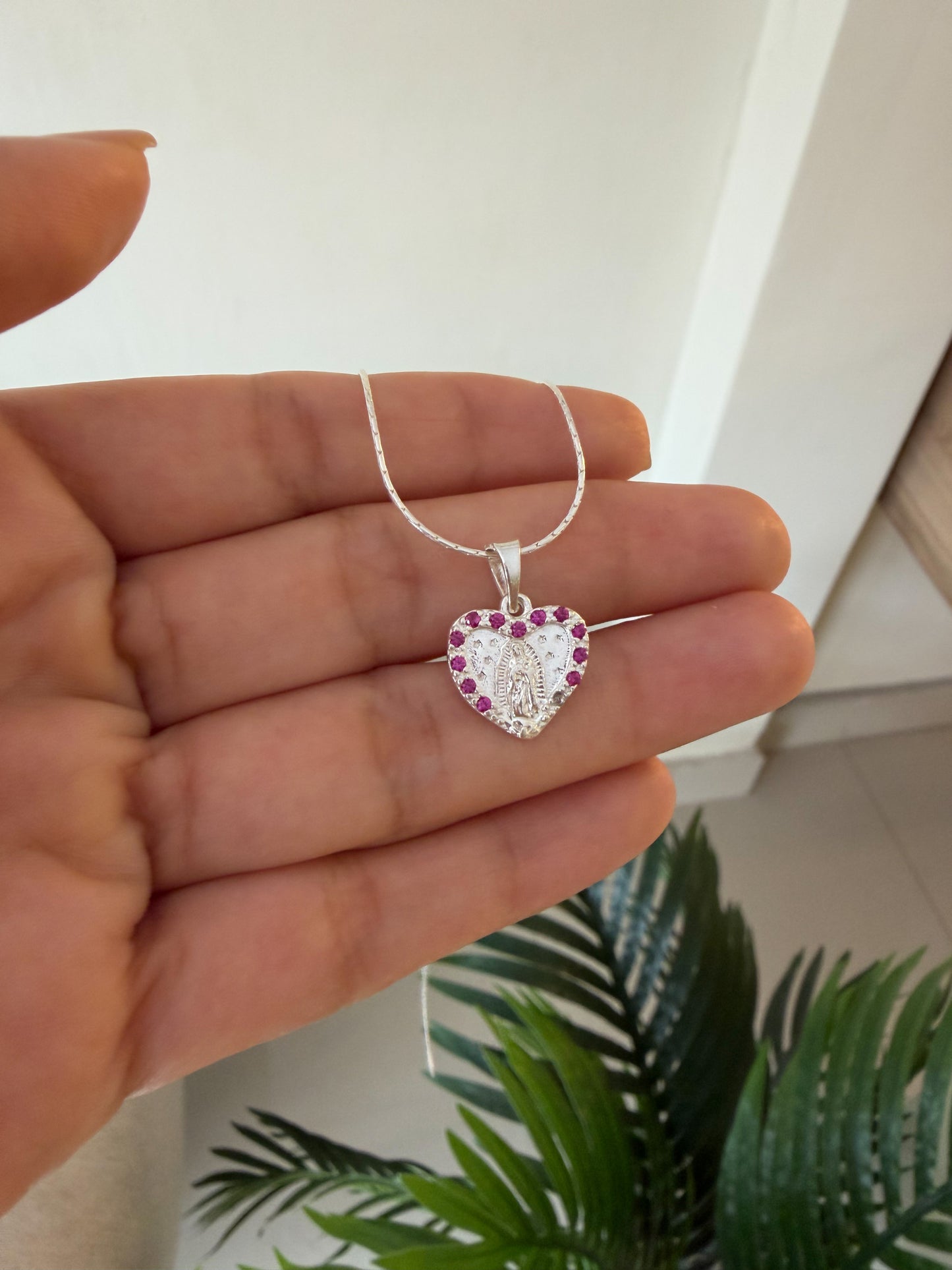 Cadenita virgencita fucsia