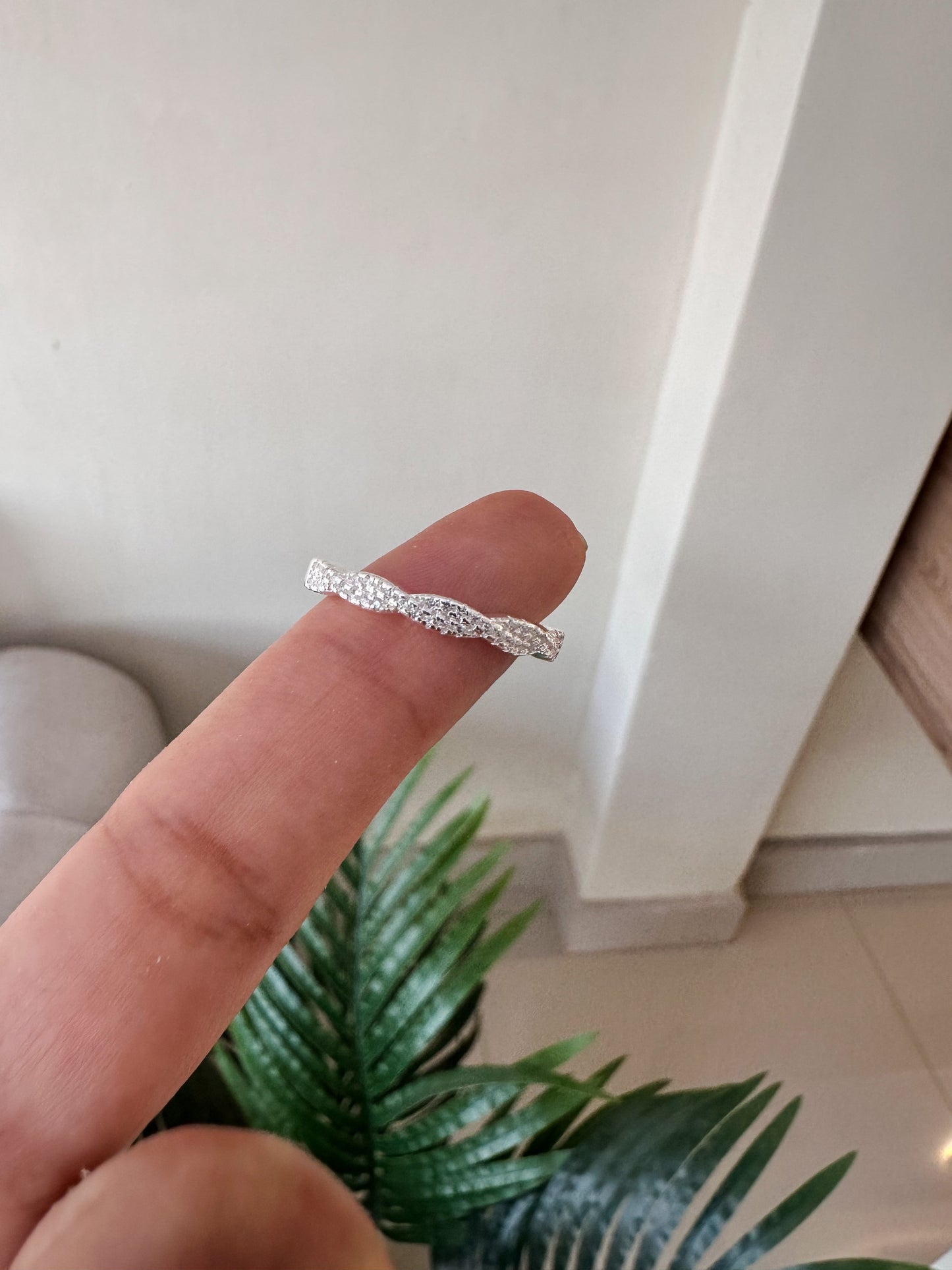 Anillo fino entrelazado