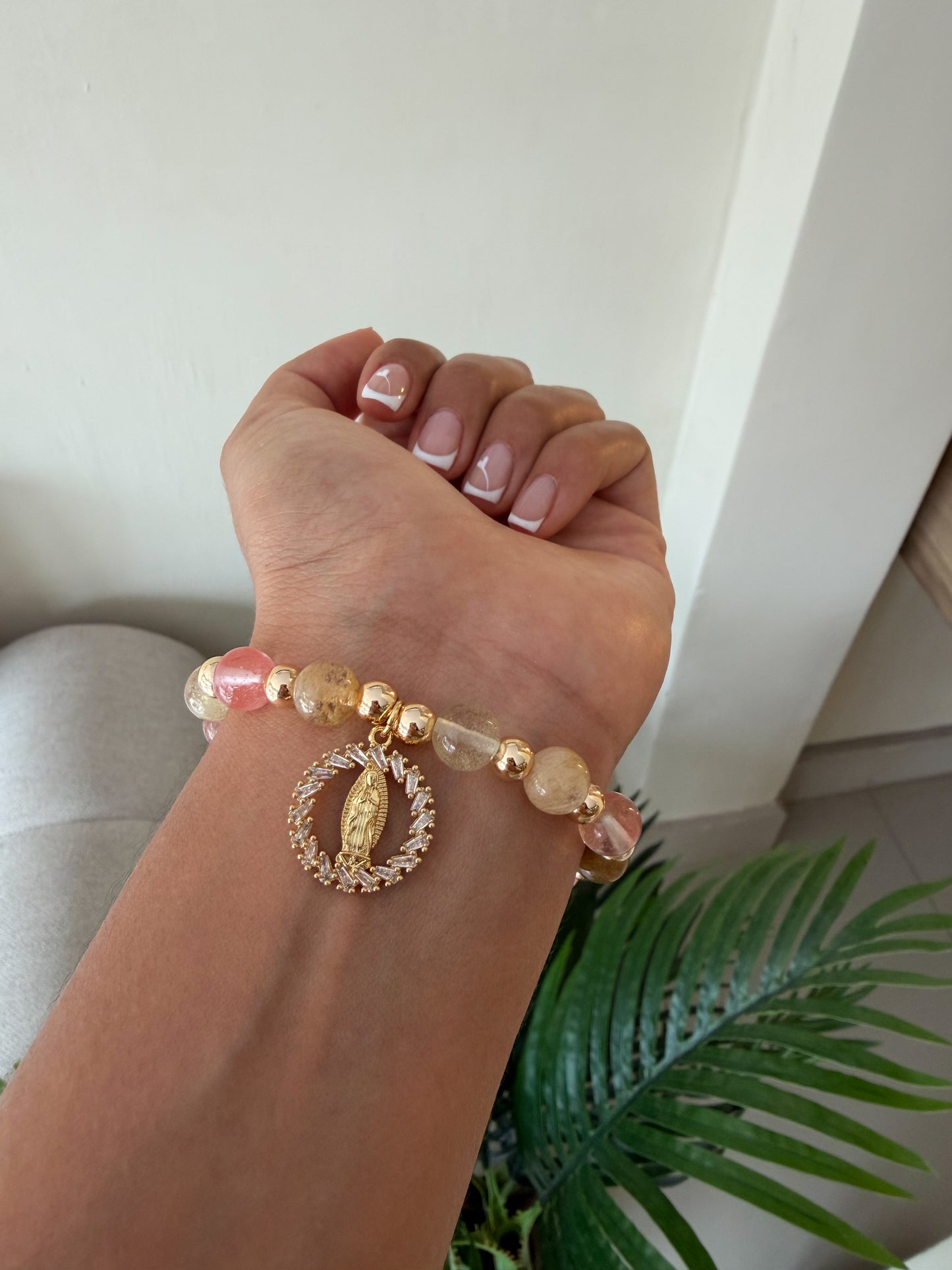 Pulsera piedras rosas virgencita