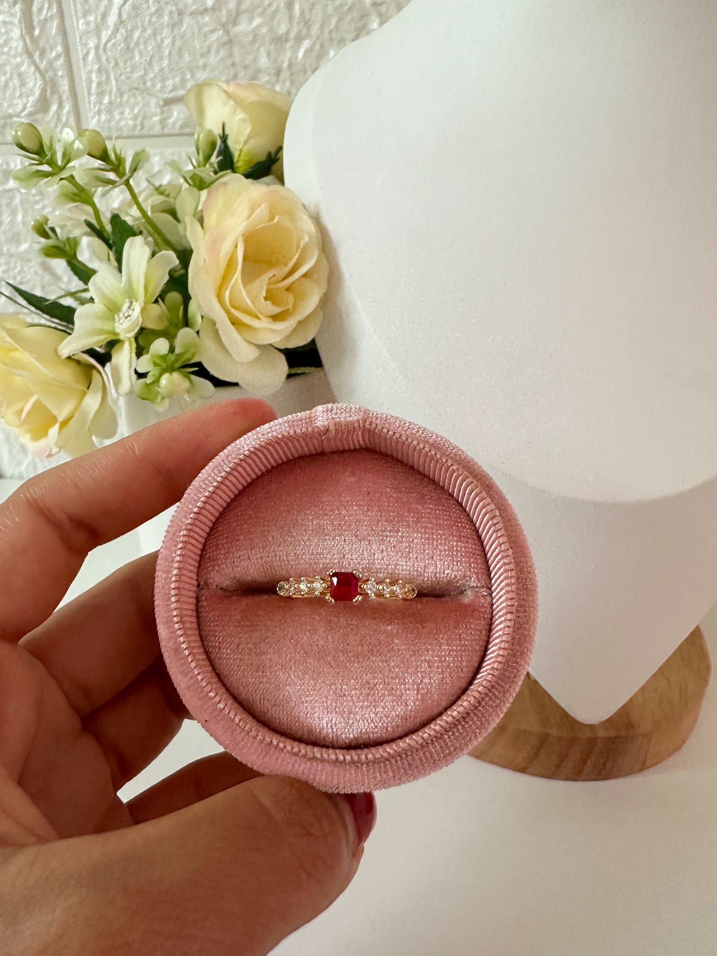 Anillo piedra roja promesa