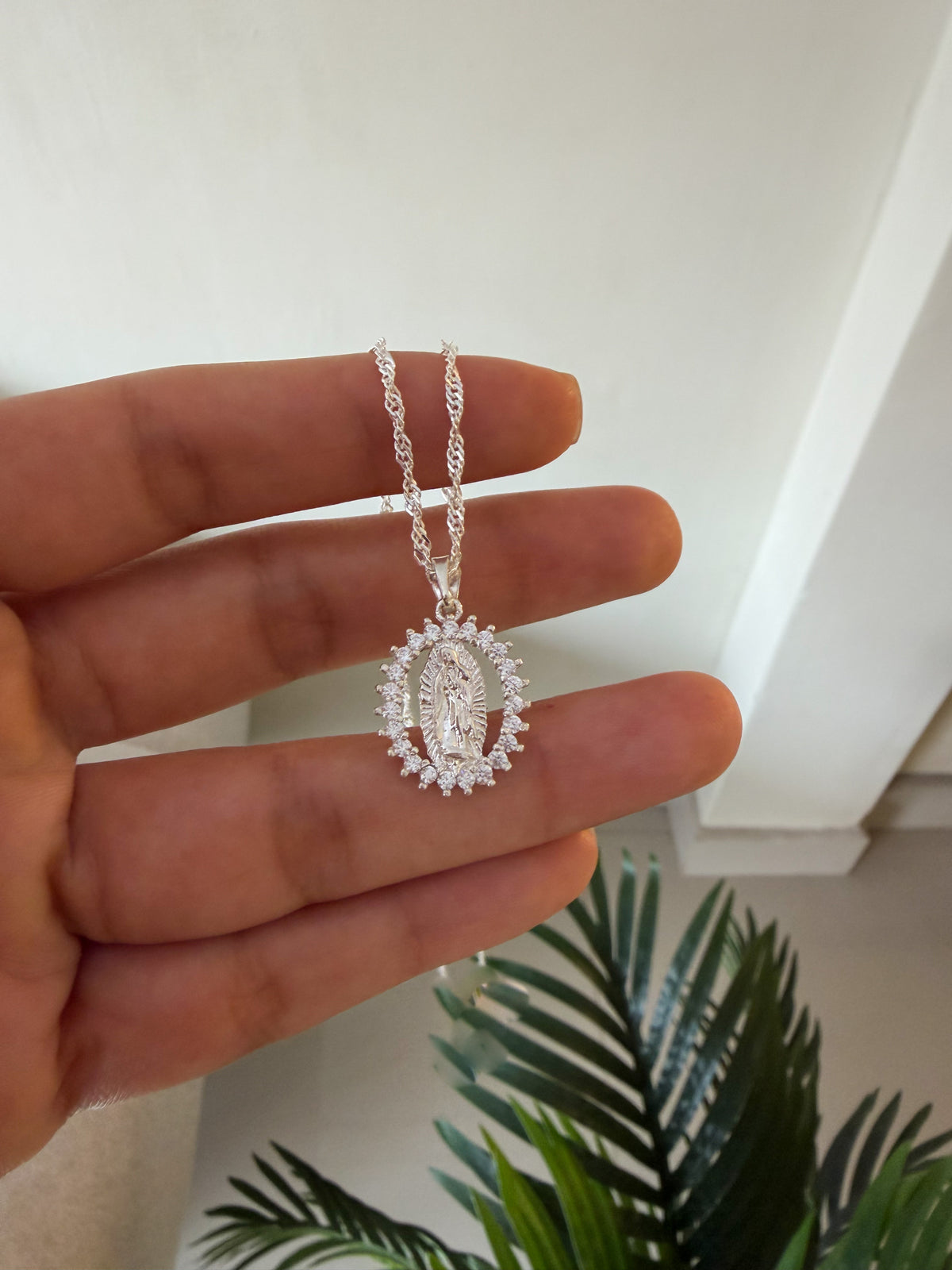 Cadenita virgencita brillante