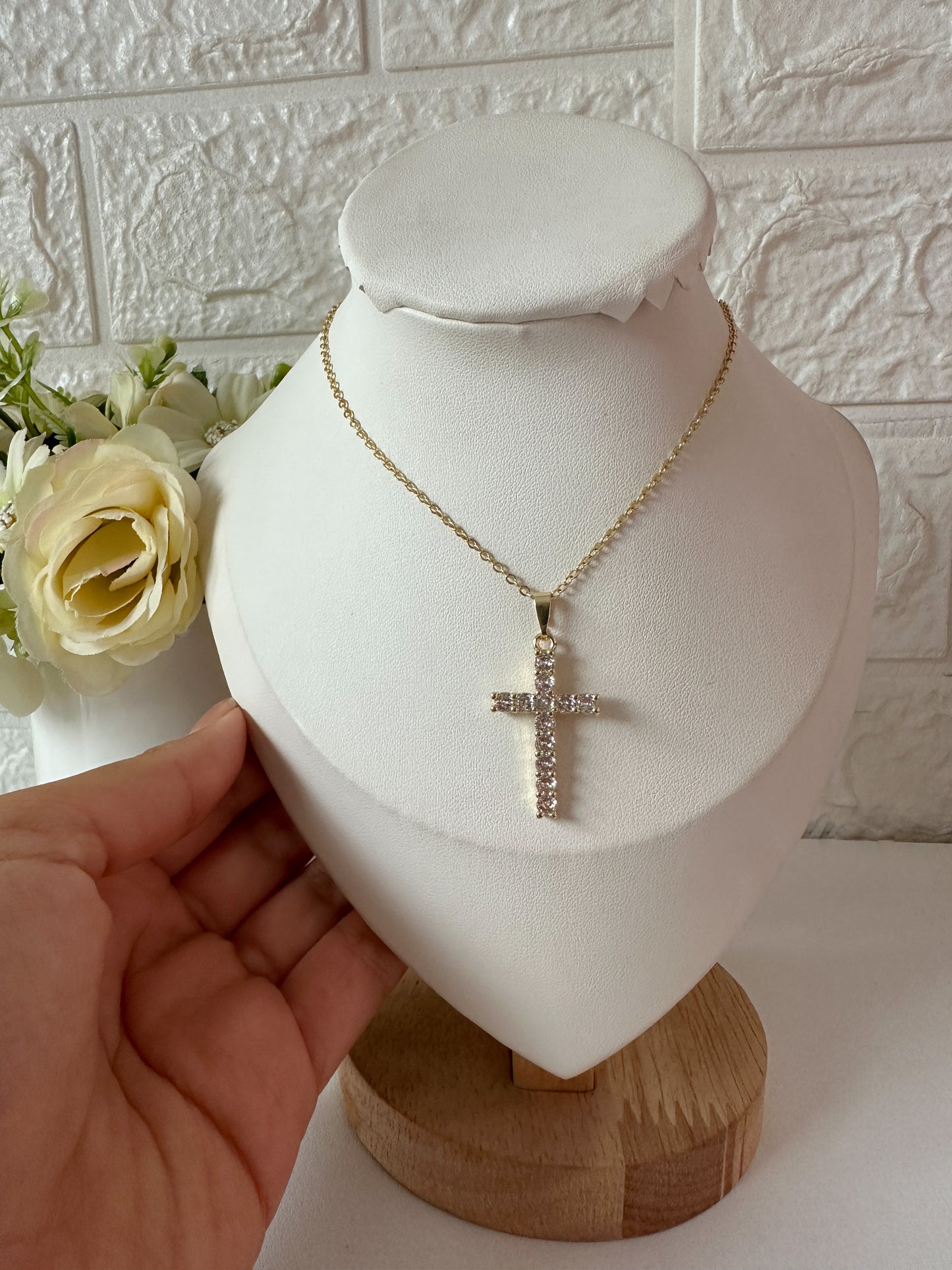 Cadena cruz brillante