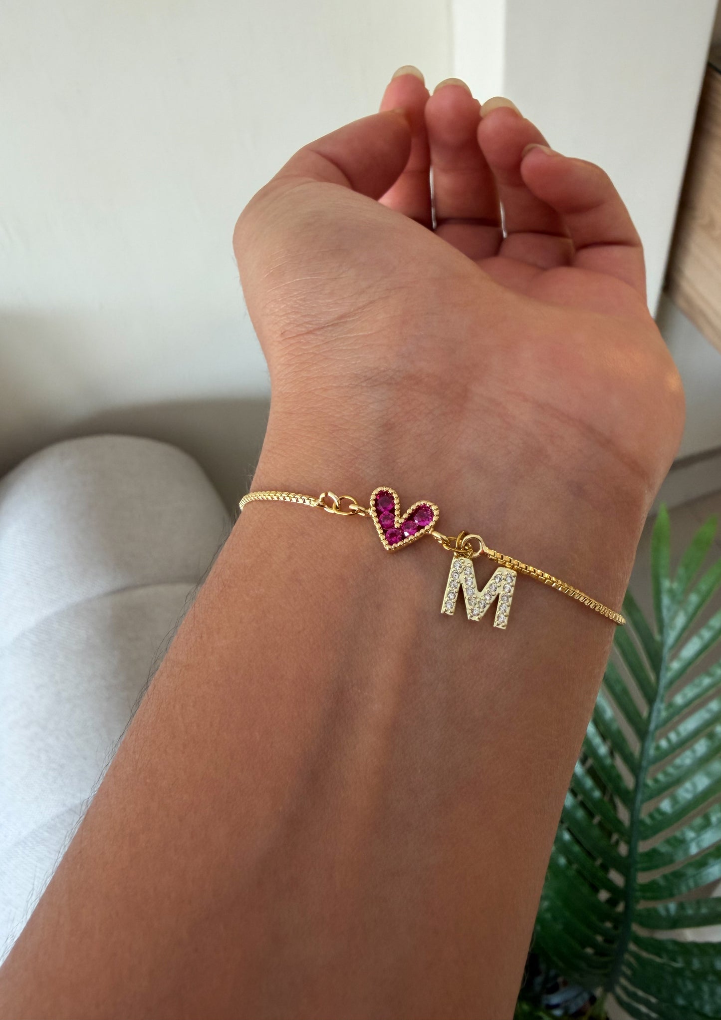Pulserita corazón fucsia inicial