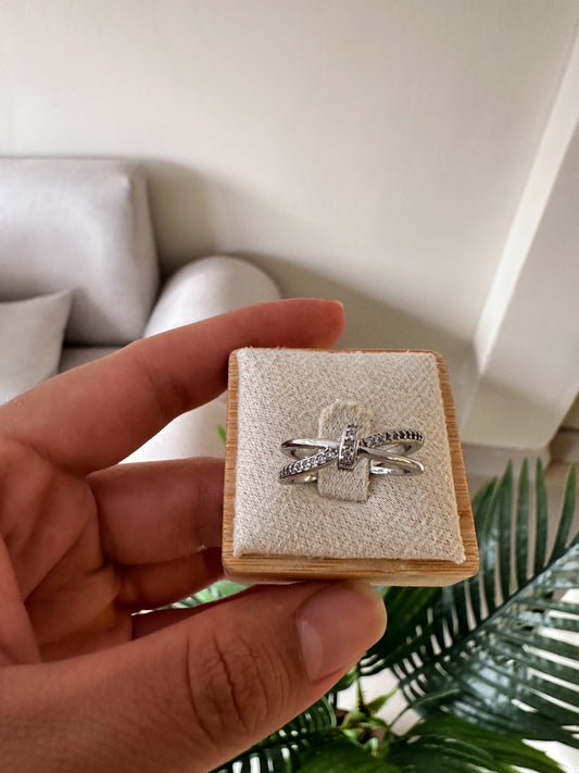 Anillo entrelazado plateado