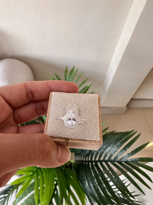 Anillo gota brillante
