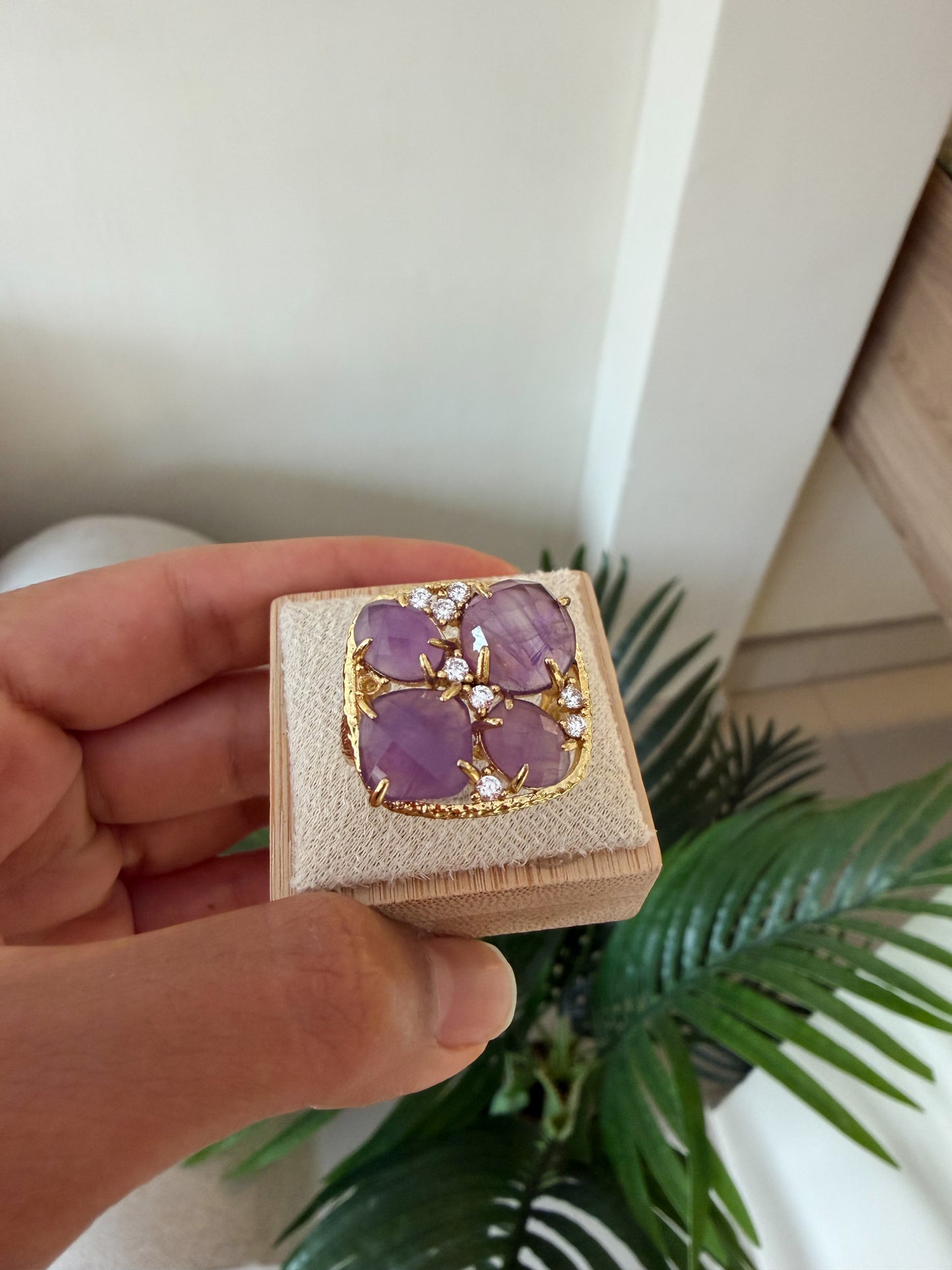 Anillo piedras púrpura
