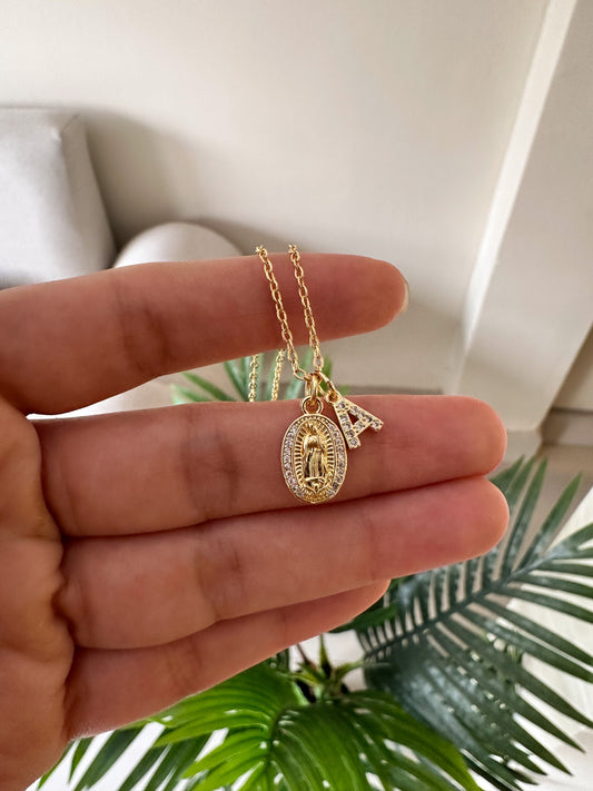 Cadenita virgencita mini inicial