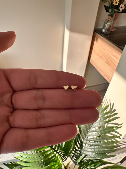 Aretes mini corazón dorado