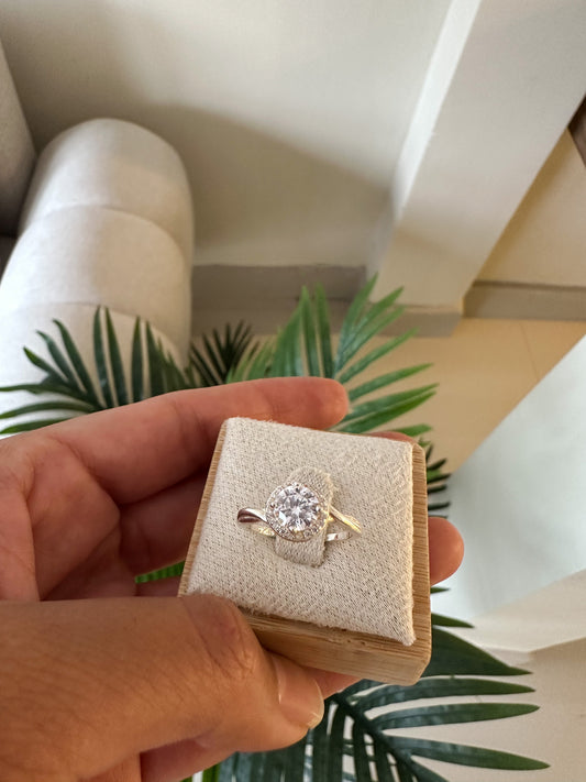 Anillo piedra cristales