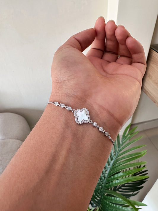 Pulsera trébol blanco brillante