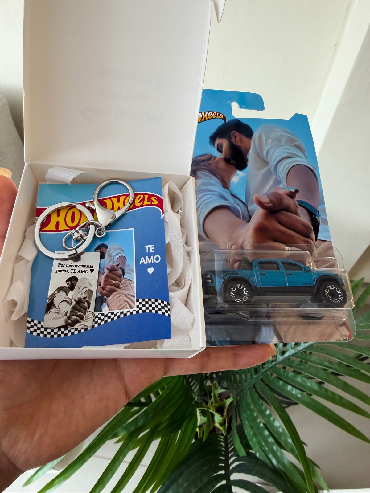 Conjunto de llavero y carrito hotwheels