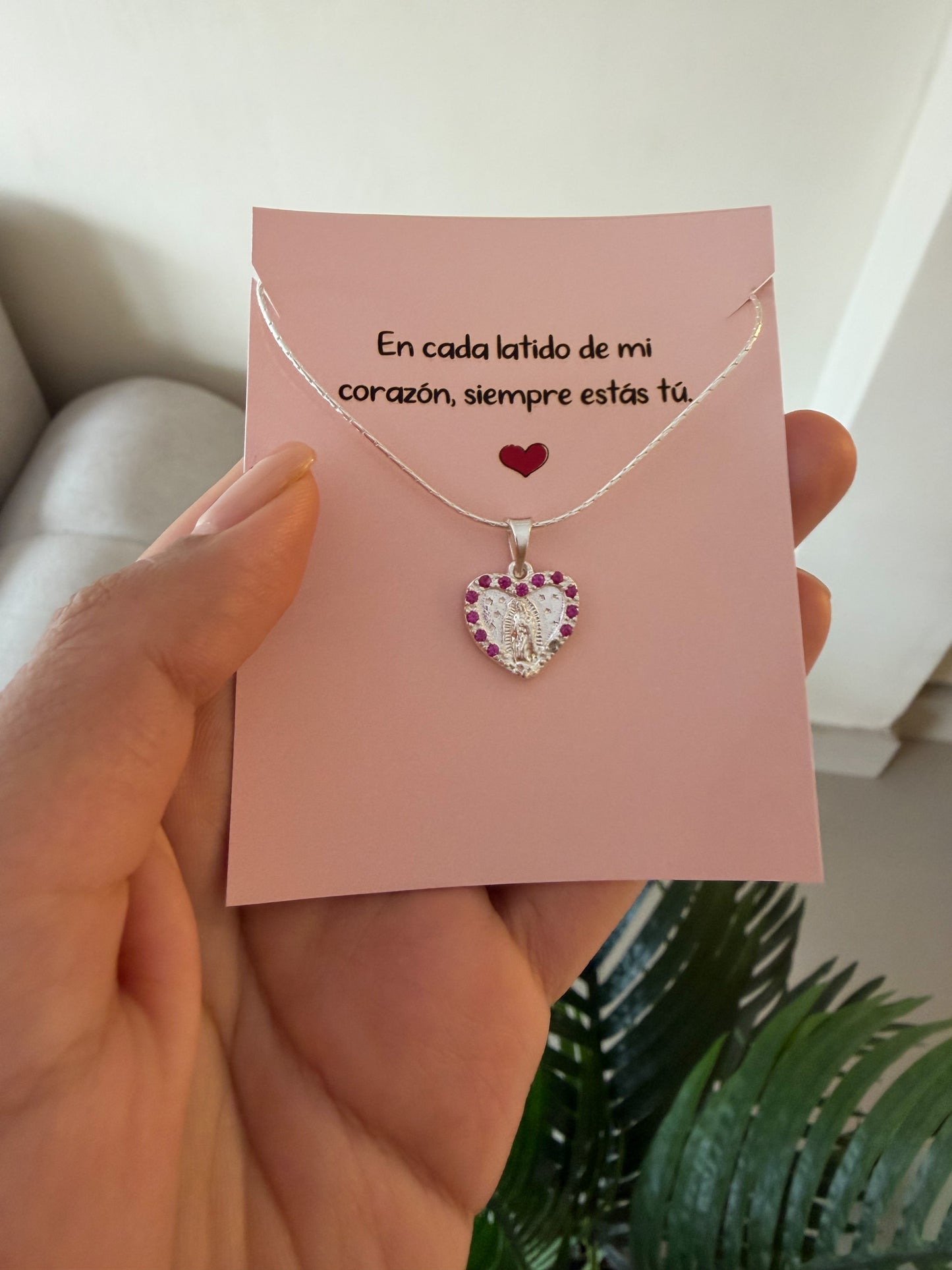 Cadenita virgencita fucsia