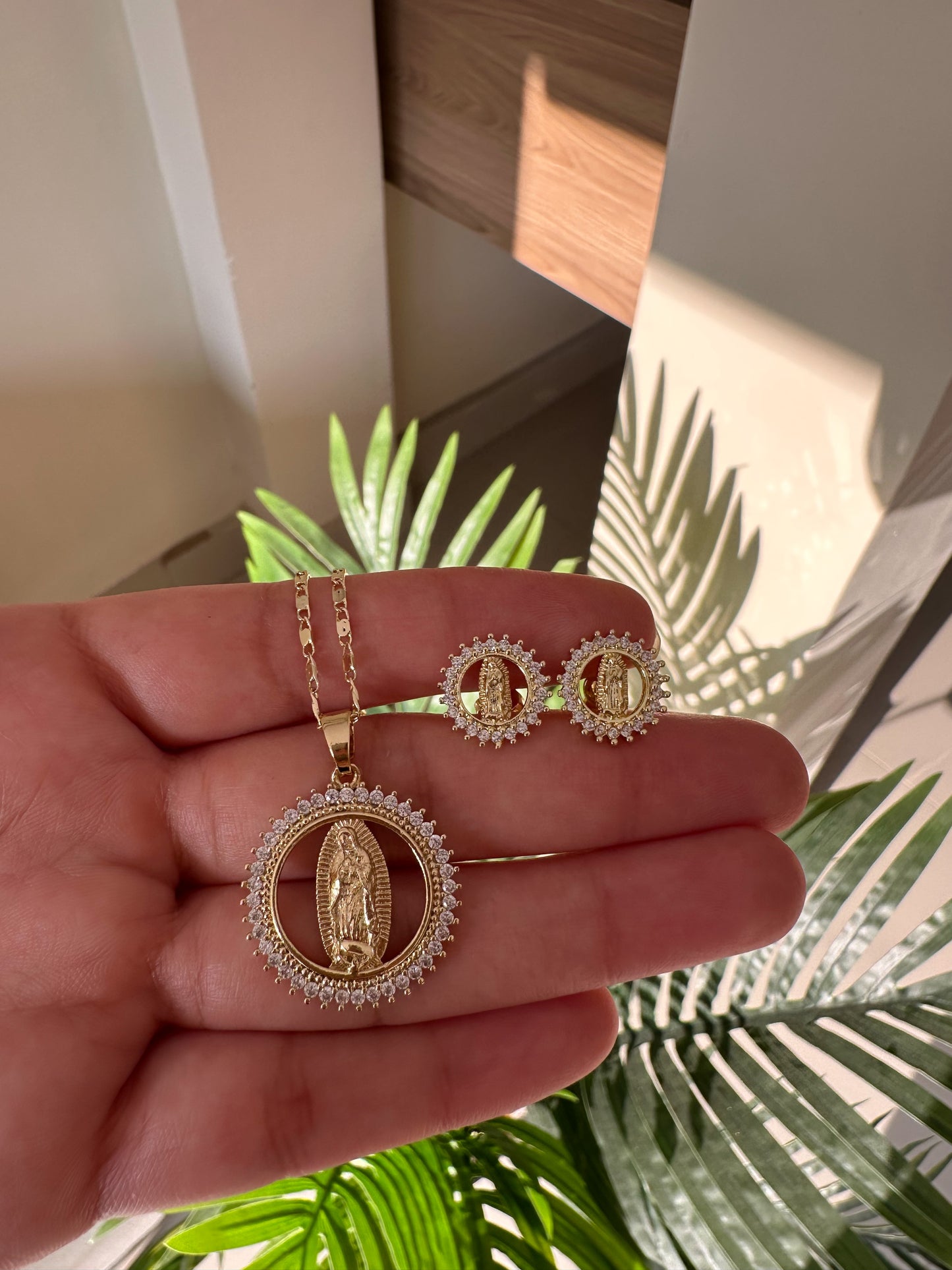 Medallita de la virgen brillantes