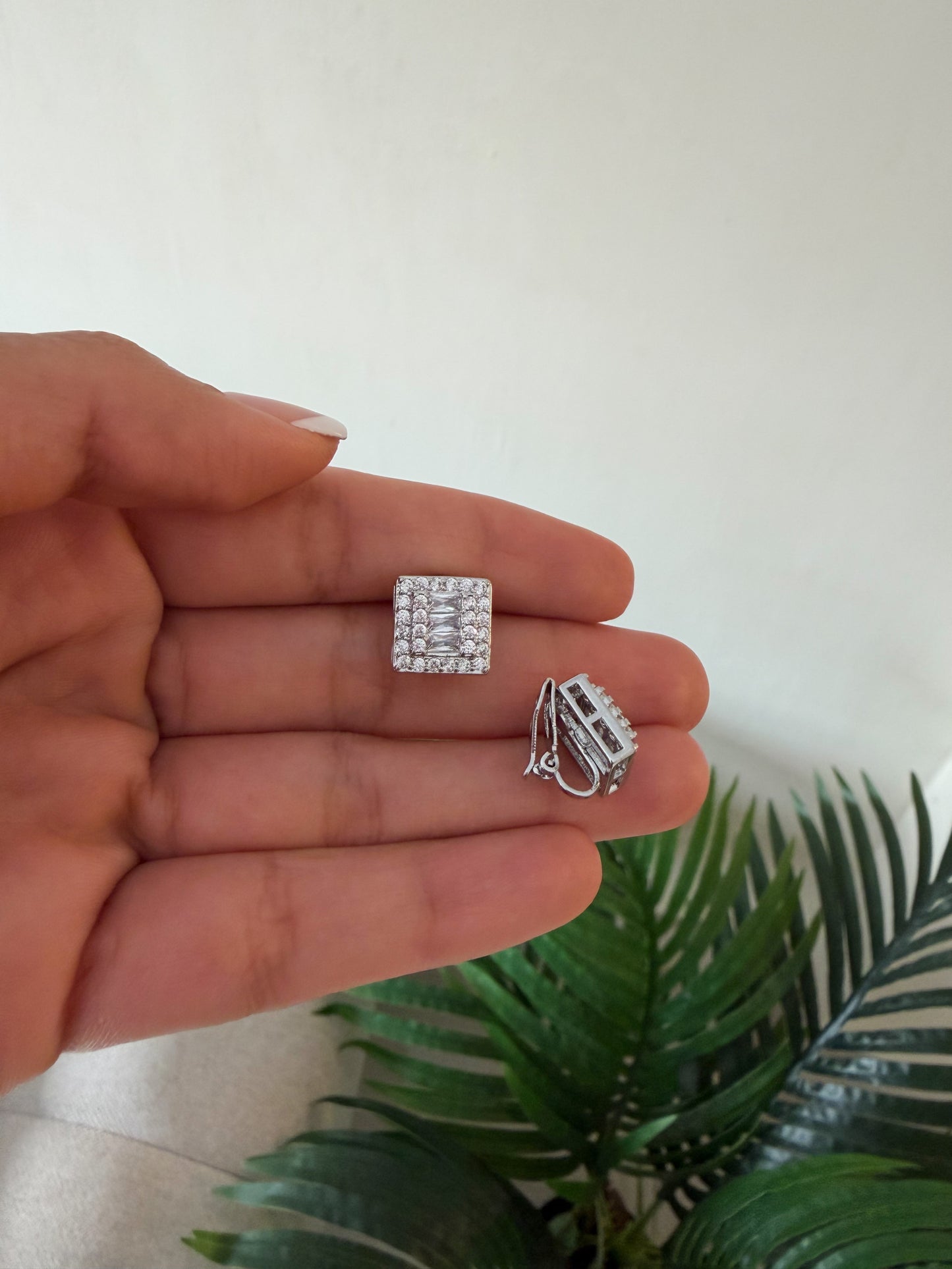 Aretitos brillantes con plateados falsos