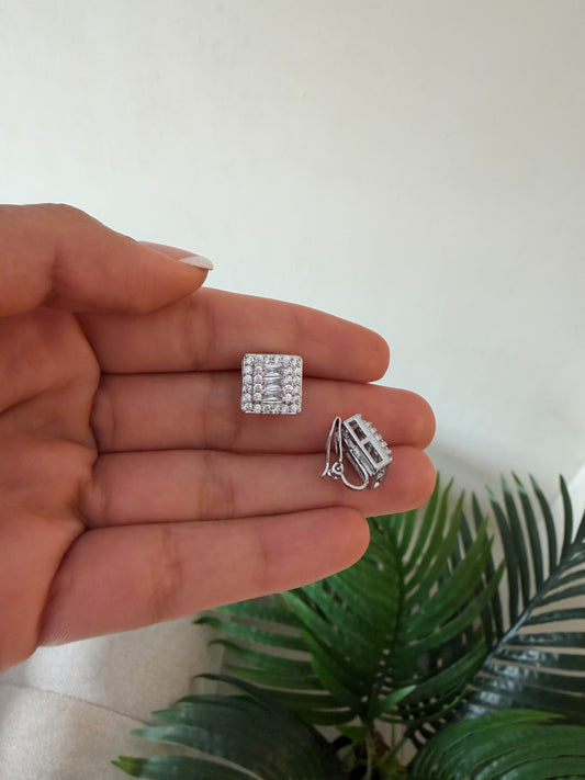 Aretitos brillantes con plateados falsos