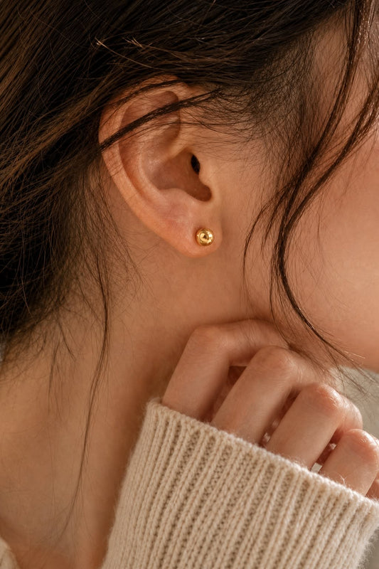 Aretes punto dorado pequeño