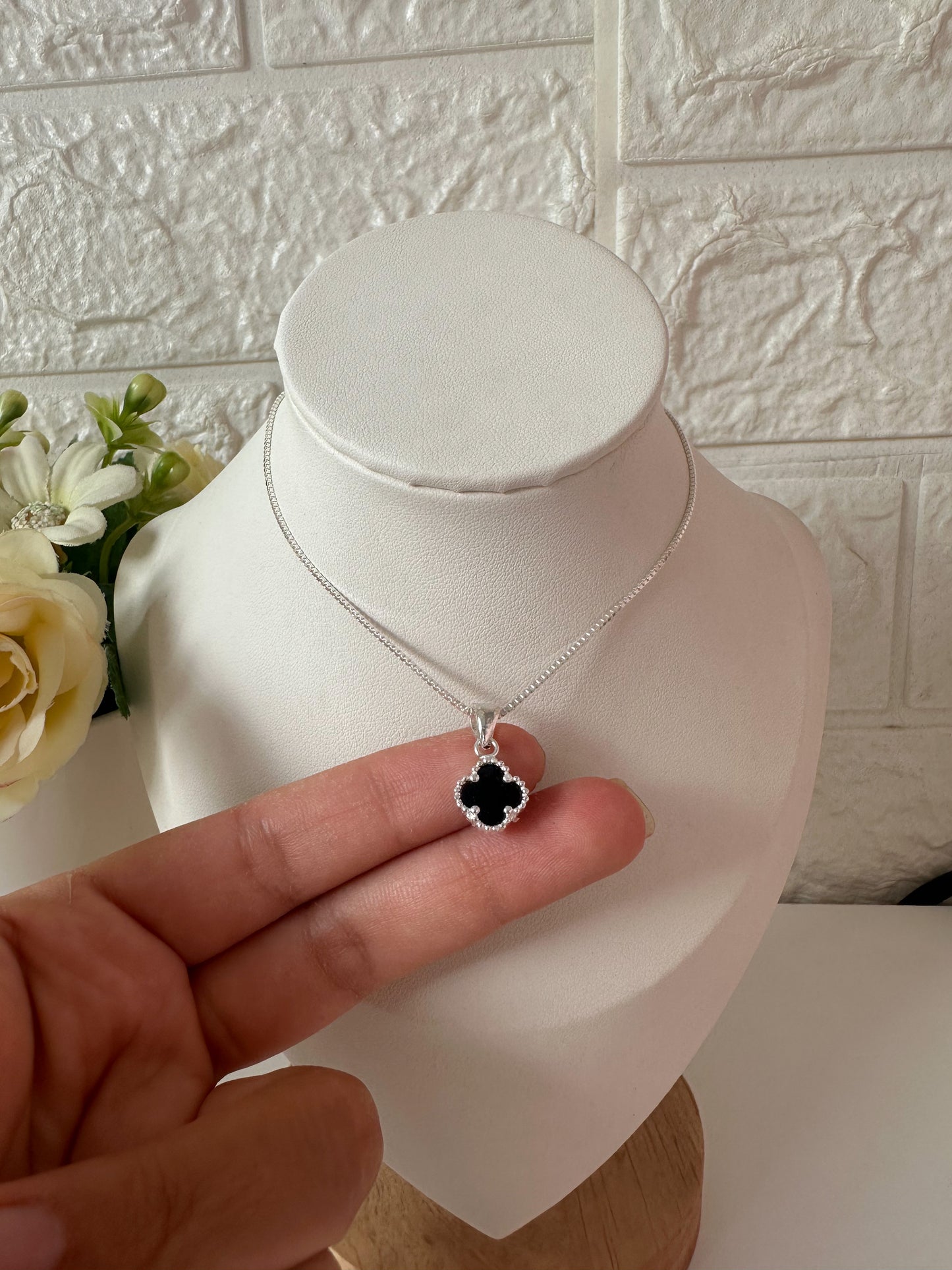 Cadenita de trébol negro