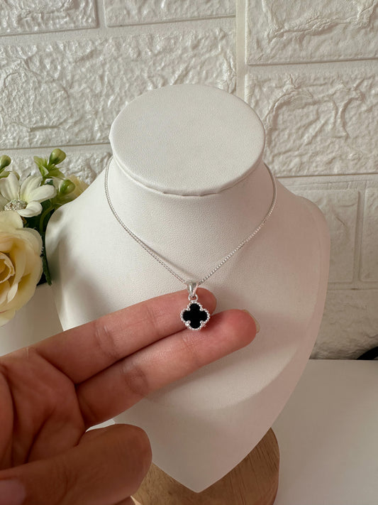 Cadenita de trébol negro