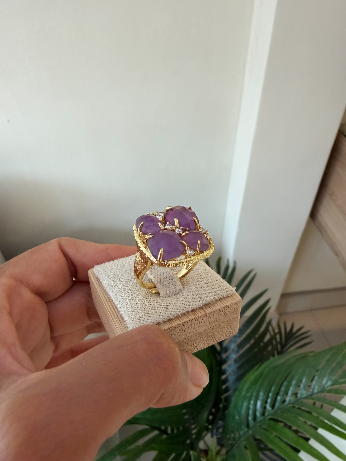 Anillo piedras púrpura