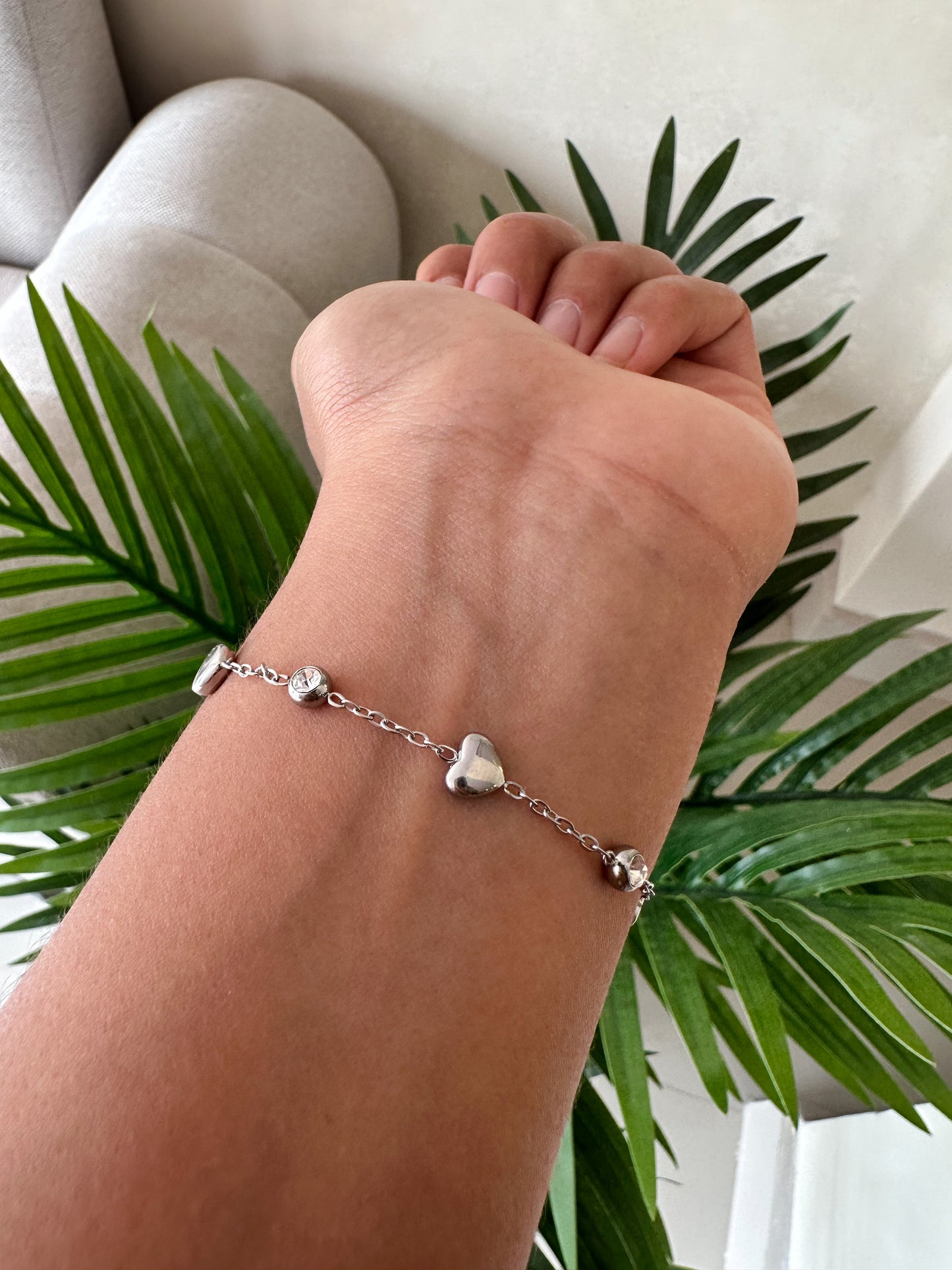 Pulsera corazones plateados y cristales