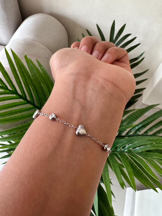Pulsera corazones plateados y cristales