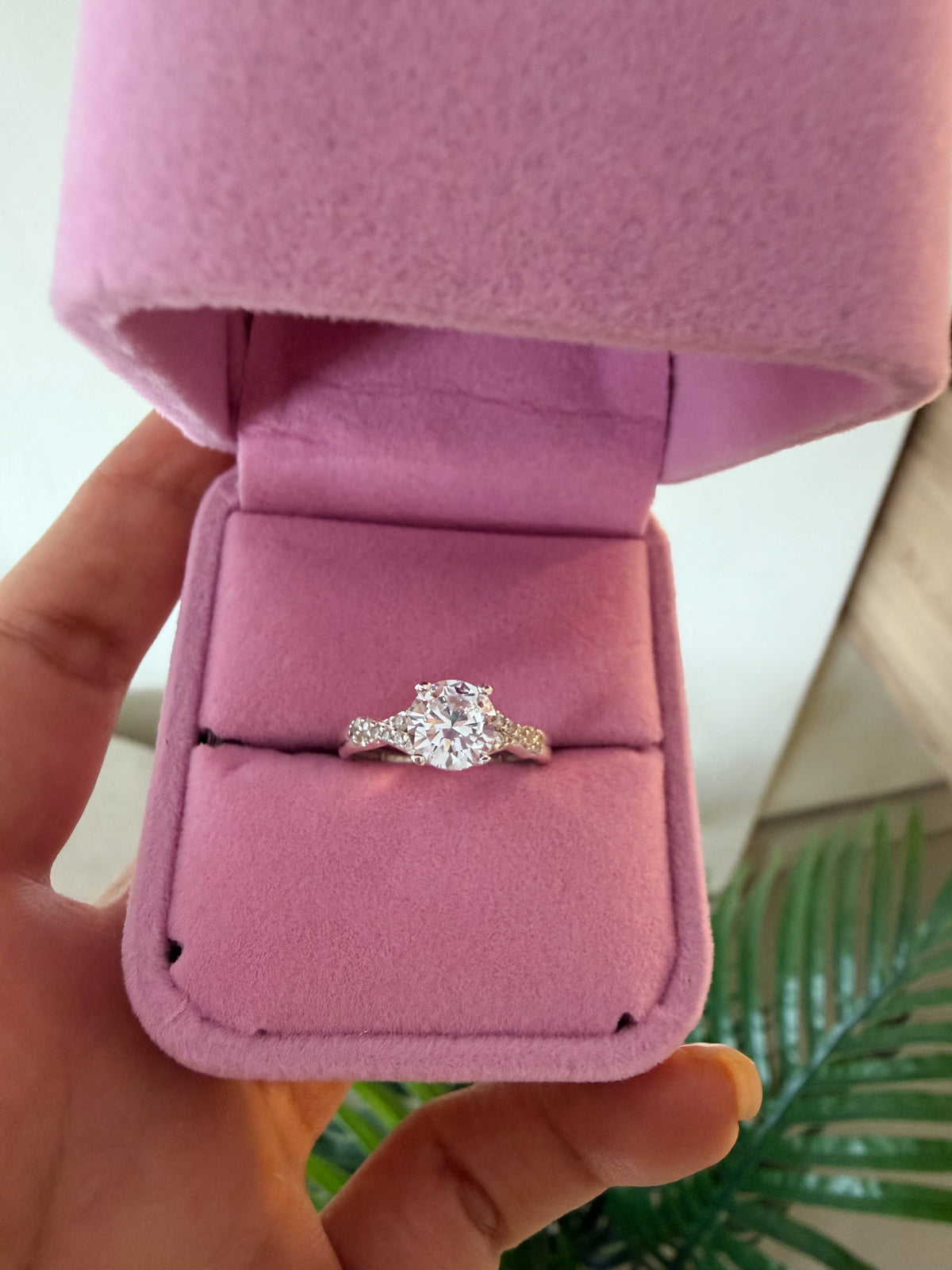 Anillo entrelazado brillante