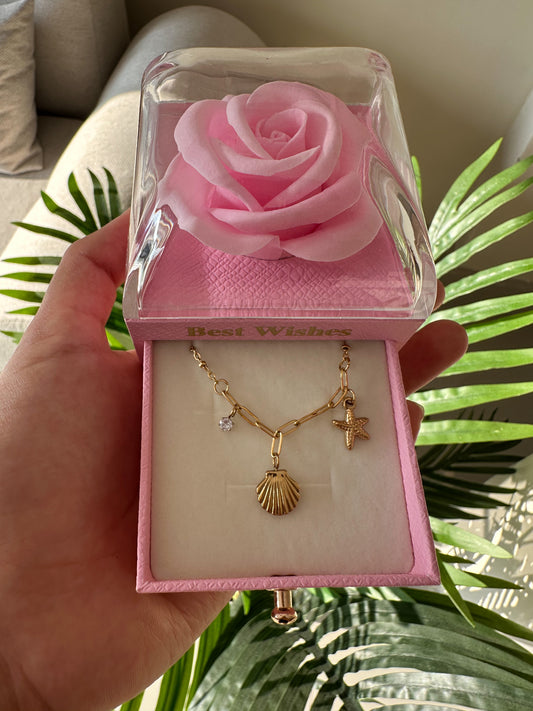 Cadenita playera más cofre de flor