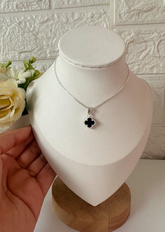 Cadenita de trébol negro