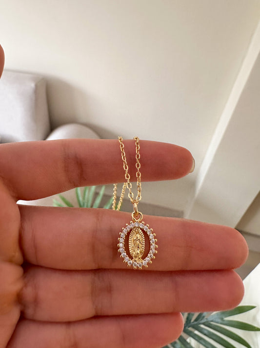 Medallita mini brillantes alrededor