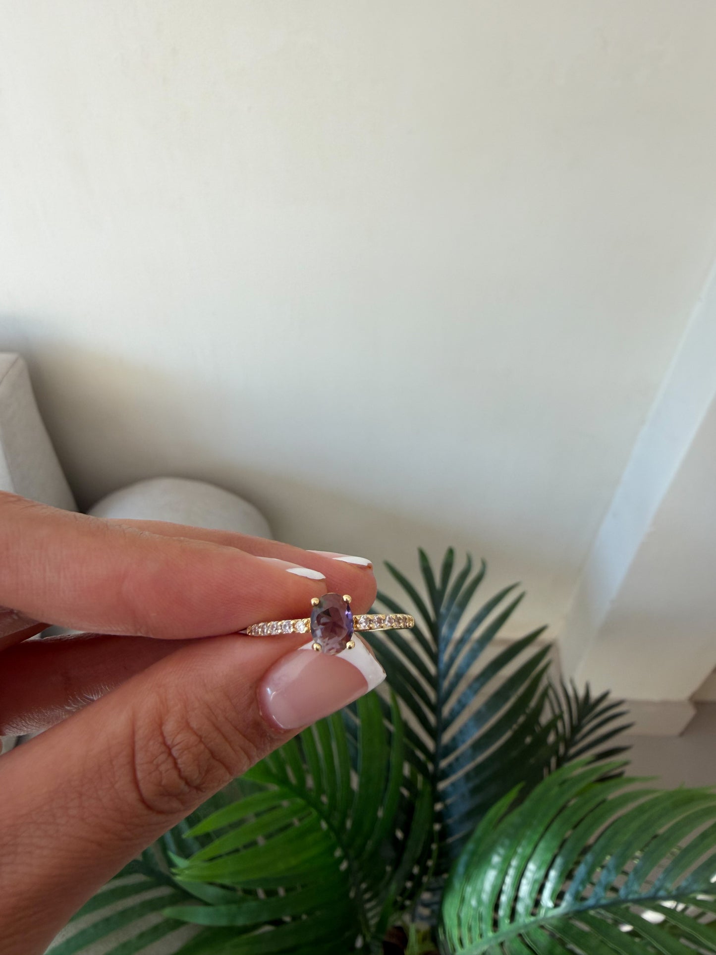 Anillo piedra púrpura