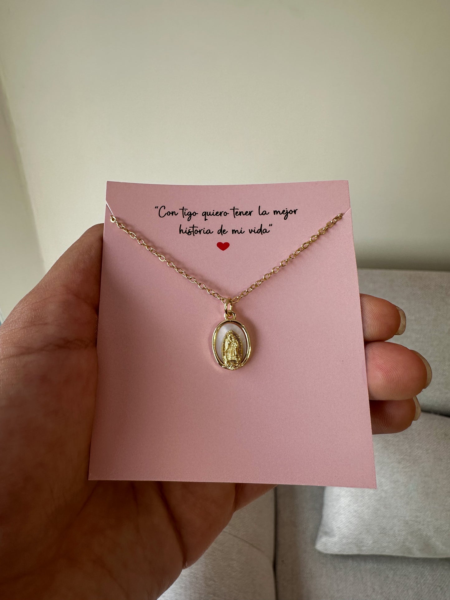 Cadenita virgencita nácar