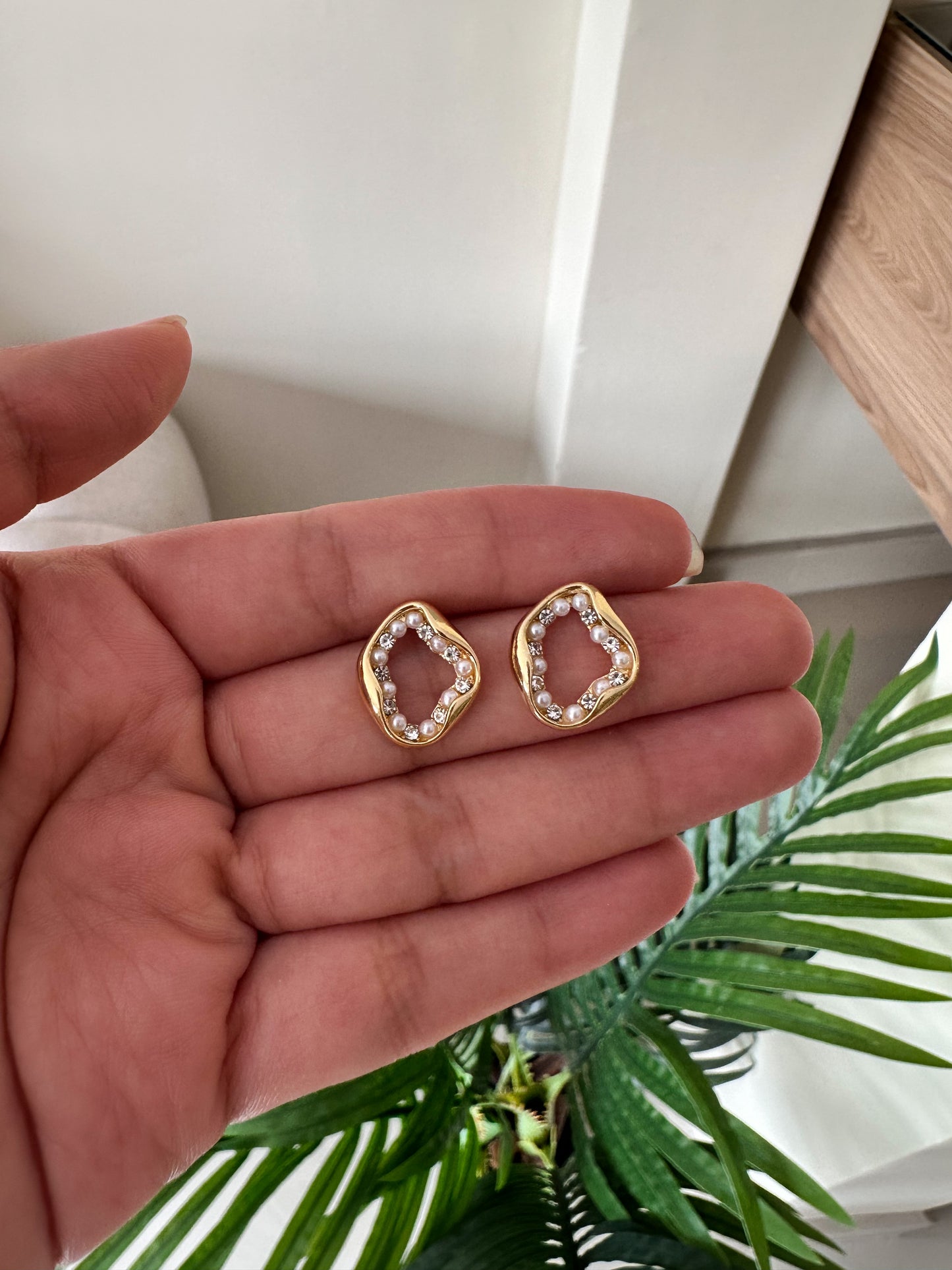 Aretes brillitos y perlas