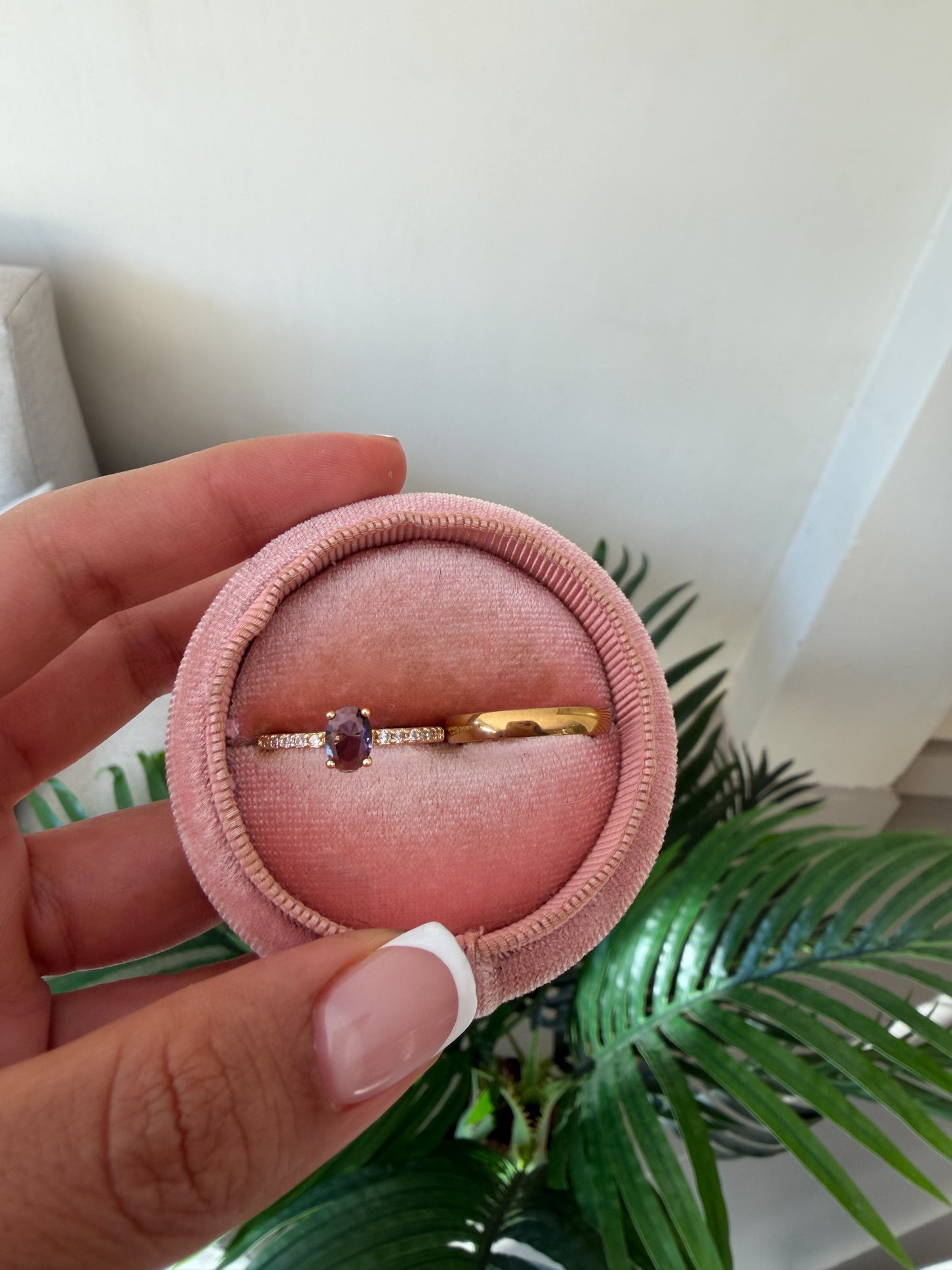 Anillo piedra púrpura compartir